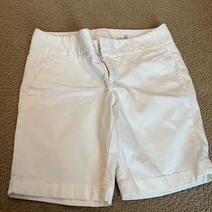 J Crew women’s white shorts - sz 6 perfect for summer!